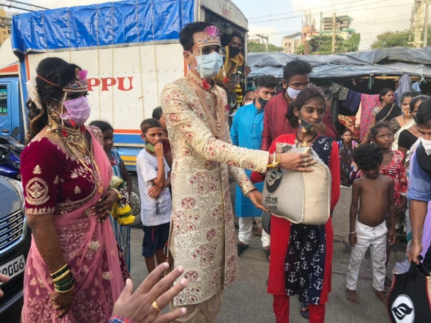 Prabhadevi Praful Gawade donate ration to 60 needy people, used all money which he receive in his marriage | प्रभादेवीच्या नवविवाहित प्रफुल्ल गावडेने जपली सामाजिक बांधिलकी; आहेरच्या रकमेतून फुटपाथवरील गरीबांना धान्याचे दान