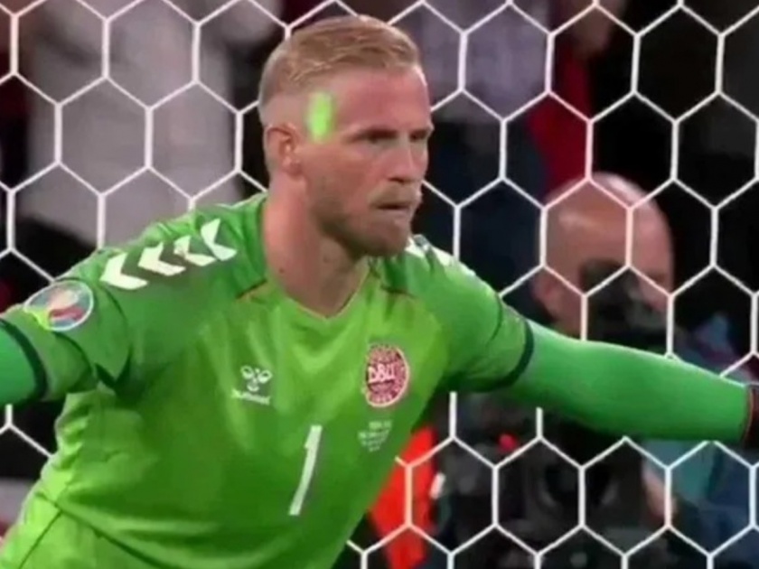 Euro 2020 : Denmark goalkeeper Kasper Schmeichel had laser shone in his eye by England fan at Wembley as he prepared to face Harry Kane’s penalty | Euro 2020 : इंग्लंडनं ५५ वर्षांत प्रथमच मोठ्या स्पर्धेच्या फायनलमध्ये दिली धडक, पण तेही चिटींग करून? Video