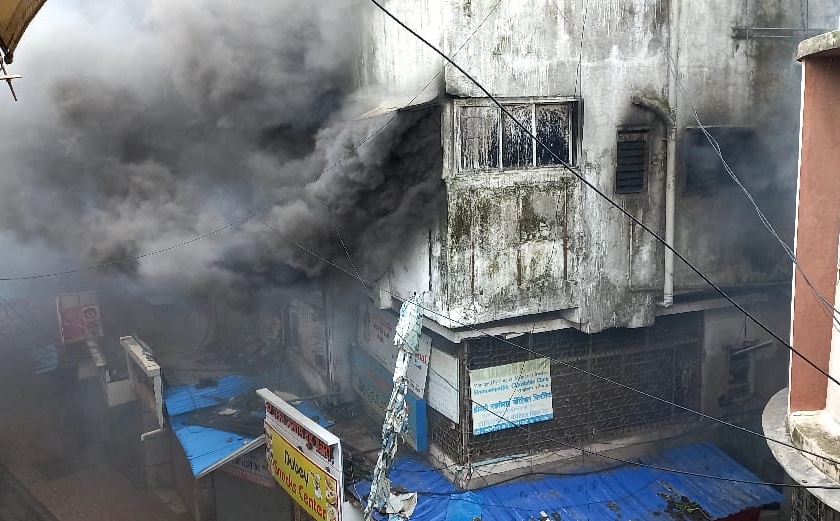 Fire at Lakshmi Niwas building in Dombivali | डोंबिवलीतील लक्ष्मी निवास इमारतीला आग 