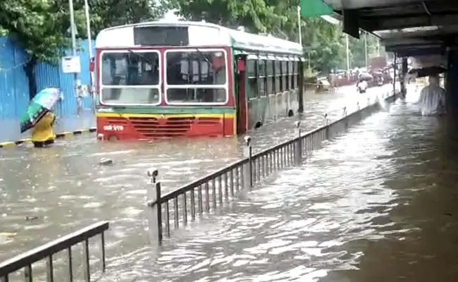 Mumbai Rain Live Updates: Mumbai was hit by clouds twice as high as Mount Everest, with record rainfall | Mumbai Rain Live Updates: मुंबईवर माऊंट एव्हरेस्टपेक्षा दुप्पट उंच ढगांचे सावट, झाली विक्रमी पावसाची नोंद