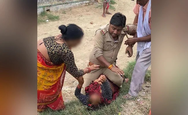 Video of a police officer sitting on a woman's body goes viral; Achieved by Akhilesh Yadav | महिलेच्या अंगावर बसलेल्या पोलीस अधिकाऱ्याचा व्हिडिओ व्हायरल; अखिलेश यादव यांनी साधला निशाणा