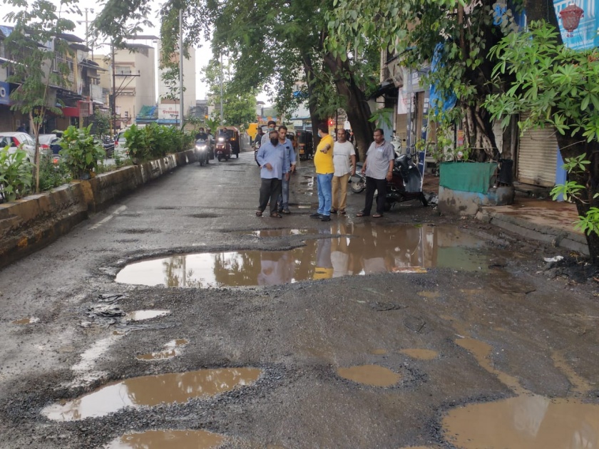 potholes on the streets of Ulhasnagar; stone and soil used to fill | उल्हासनगरात रस्त्यात खड्ड्याचे साम्राज्य, खड्ड्यावर दगड, मातीचा उतारा