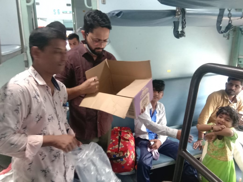 Help from NCP to passengers stranded in express | एक्सप्रेस मध्ये अडकलेल्या प्रवाशांना राष्ट्रवादीकडून मदत 