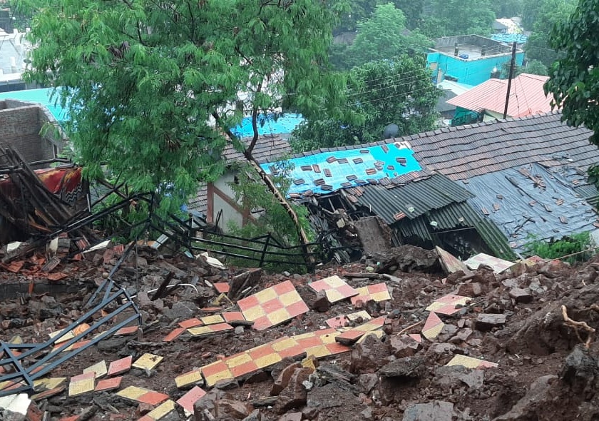 Thane Rain Update: Malin's recurrence in Kasara village, six houses found under rubble, fortunately no casualties | कसारा गावात माळीणची पुनरावृत्ती, दरडीखाली सापडली सहा घरे, सुदैवाने जीवितहानी टळली