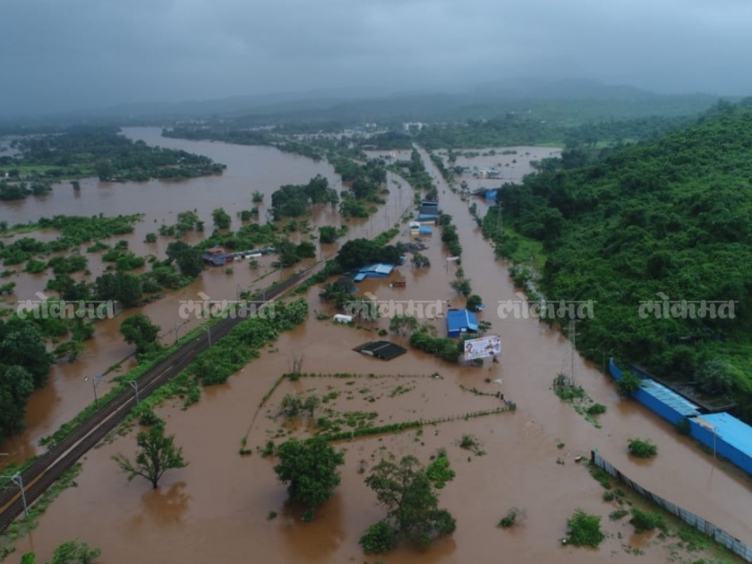 Flooding of Ulhas river in Badlapur city; State highway and railway services jammed | बदलापूर शहरात उल्हास नदीला पूर; राज्य महामार्ग अन् रेल्वे सेवा ठप्प, कर्जत रस्ताही पाण्याखाली