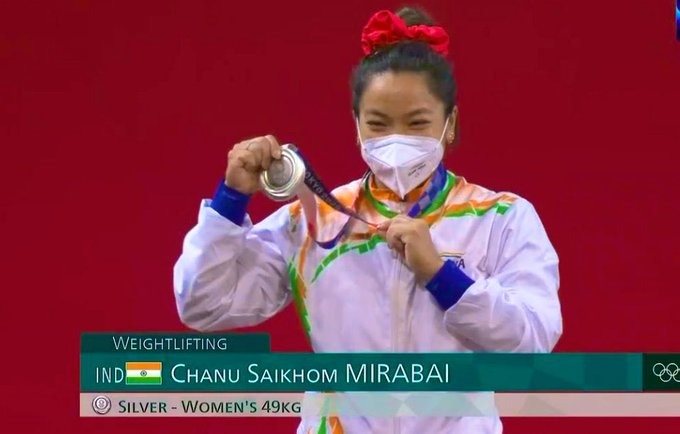 Tokyo Olympics: Wow! Mirabai, earn silver medal for India. India's medal account opened in Tokyo | Tokyo Olympics: जय हो! वेटलिफ्टिंगमध्ये मीराबाई चानूला रौप्यपदक; टोकियो ऑलिम्पिकमध्ये भारतानं पदकांचं खातं उघडलं