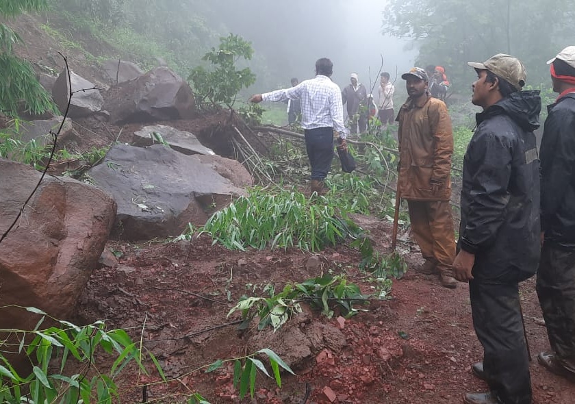 Landslide on The Semadoh-Chunkhadi road in Amravati collapsed | अमरावतीमधील सेमाडोह- चुणखडी मार्गावर दरड कोसळली