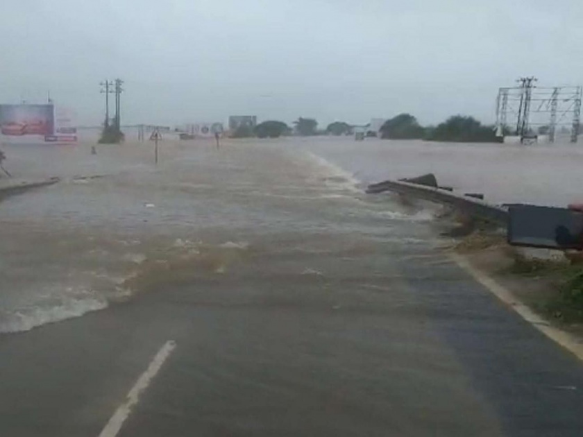 Kolhapur Flood: Up to three feet of water on the road, Pune-Bangalore highway still closed | Kolhapur Flood: रस्त्यावर तीन फुटांपर्यंत पाणी, पुणे-बंगळूर महामार्ग अजूनही बंदच