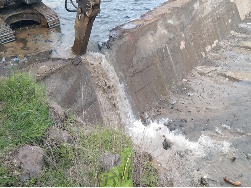 'Finally the canal burst'; Overcoming the opposition of the villagers, the administration released 20 per cent water | 'अखेर सांडवा फोडलाच'; ग्रामस्थांचा विरोध डावलून प्रशासनाने २० टक्के पाणी सोडले