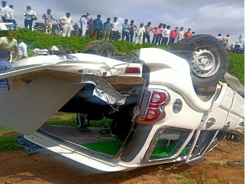 The car overturned and the jeep overturned; 7 injured in friend's wedding | कारने हुलकावणी दिल्याने जीप उलटली; मित्राच्या लग्नाला जाणारे ७ जण जखमी