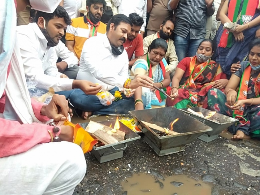 BJP MLA's Homa Havan agitation sitting in a pothole on the occasion of Chief Minister's birthday in kalyan | मुख्यमंत्र्यांच्या वाढदिवसानिमित्त रस्त्यावरील खड्ड्यात बसून भाजपा आमदाराचे होमहवन आंदोलन