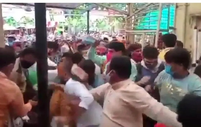 several injured in stampede like situation at mahakaleshwar temple in ujjain | अरे देवा! नियमावलीची एैशीतैशी, सोशल डिस्टंसिंगचा फज्जा; मंदिरात भाविकांची मोठी गर्दी, झाली चेंगराचेंगरी