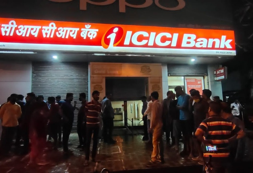 Attempt to rob ICICI Bank in Virar, manager woman stabbed to death | विरारमध्ये ICICI बँक लुटण्याचा प्रयत्न, मॅनेजर महिलेची चाकूने हत्या