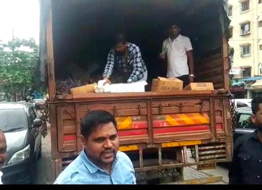 Corporator Mahesh Gaikwad's initiative to send 7 tons of literature to help the people of Konkan | कोकणवासीयांच्या मदतीसाठी सरसावले कल्याणकर, नगरसेवक महेश गायकवाड यांच्या पुढाकाराने 7 टन साहित्य रवाना 
