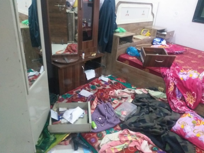 Daring burglary in Telgaon area; thieves attacked with a knife and looted Rs 3.5 lakh | तेलगाव परिसरात धाडसी घरफोडी; चाकूने हल्ला करत साडेतीन लाखांचा ऐवज पळवला