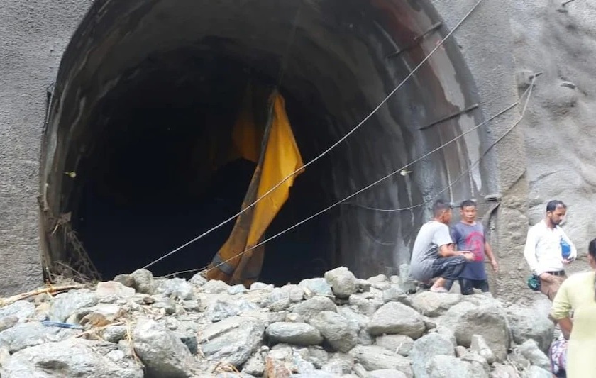Landslide in Sikkim, The laborers working in the railway tunnel were carried away | मुसळधार पावसामुळे कोसळली दरड, रेल्वेच्या बोगद्यात काम करणारे मजूर गेले वाहून, एकाचा मृत्यू 