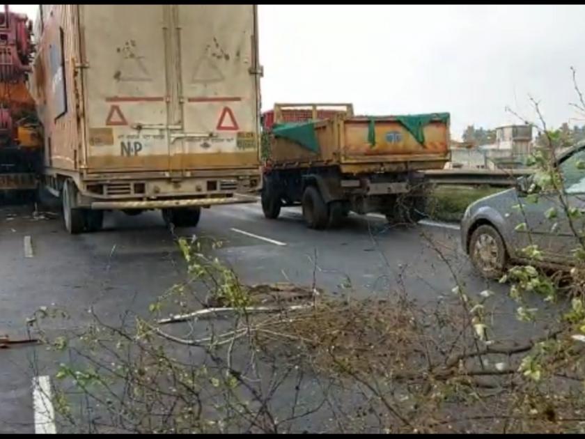 Truck and container collision, 4 injured in nashik | ट्रक आणि कंटेनरची धडक होऊन भीषण अपघात, 4 जण जखमी; उड्डाणपुलावर वाहतूक खोळंबली