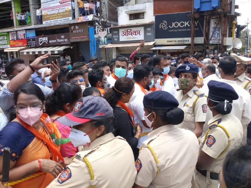 Shiv Sena-BJP workers clash during CM uddhav thackeray visit in Sangli | मुख्यमंत्री दौऱ्यात शिवसेना-भाजप कार्यकर्ते भिडले; घोषणाबाजीने तणावाची स्थिती; पोलिसांकडून लाठीमार