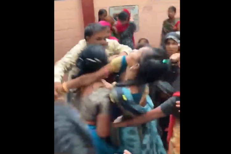 Corona Vaccination women fight for covid vaccination in chhapra bihar | Corona Vaccination : तुफान राडा! कोरोना लसीसाठी महिला एकमेकींच्या जीवावर उठल्या, रुग्णालयातच भिडल्या; जोरदार हाणामारी