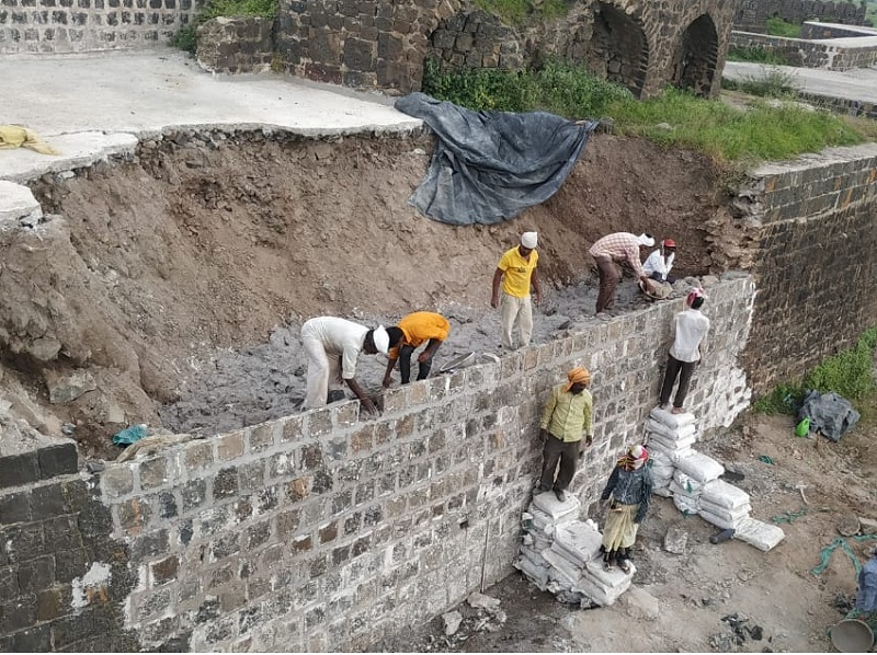 The work of new walls in Dharur fort is not excellent quality; Tourist are scared while visiting | धारूर किल्ल्यातील नवीन भिंतींचे काम निष्कृष्ट दर्जाचे; जीव मुठीत घेऊन करावे लागते पर्यटन