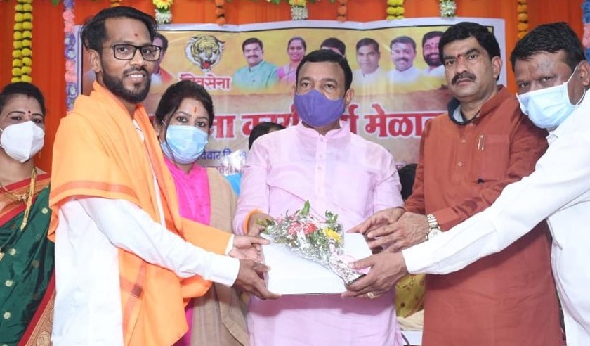 Hundreds of activists including Sarpanch, Deputy Sarpanch of 33 Gram Panchayats Joins in Shiv Sena | मुरबाडमध्ये शिवसेनेकडून विरोधकांना मोठा धक्का, ३३ ग्रामपंचायतींच्या सरपंच,उपसरपंचांसह शेकडो कार्यकर्ते शिवबंधनात