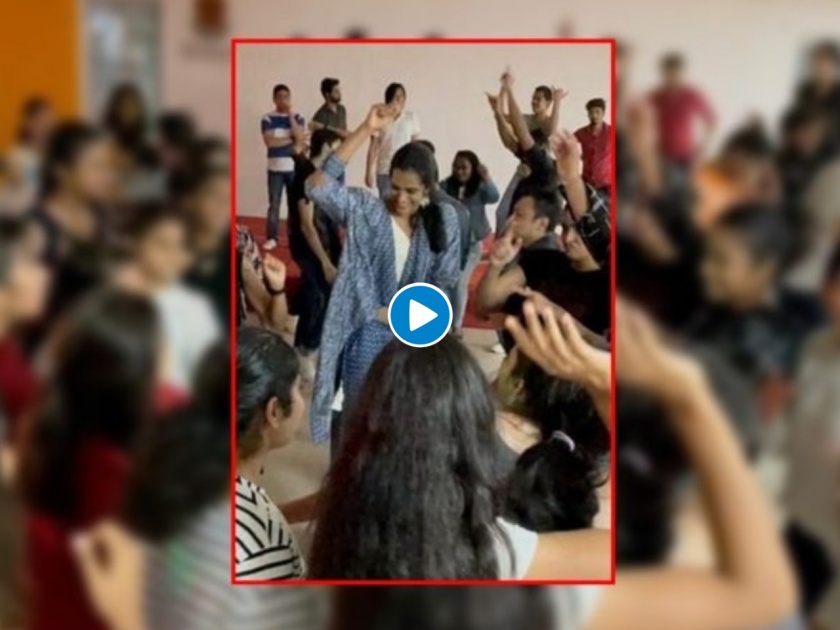 Video : PV Sindhu dances to Bollywood music, celebrates Tokyo medal with her Badminton academy sparring partners  | Video : 'तू ने मारी एन्ट्री, और...'; बॉलिवूड गाण्यावर पी व्ही सिंधूनं धरला ठेका अन् चुकला अनेकांच्या काळजाचा ठोका!