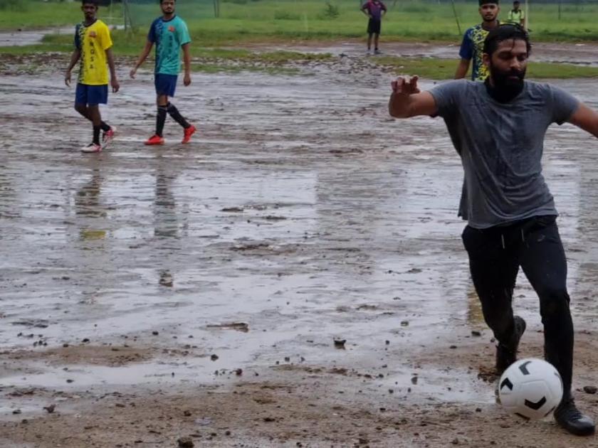 Amit Thackeray: Amit Thackeray from the arena of politics on the football field, scored a powerful goal at Shivaji Park | Amit Thackeray: राजकारणाच्या आखाड्यातून अमित ठाकरे फुटबॉलच्या मैदानात, शिवाजी पार्कवर मारले दमदार गोल