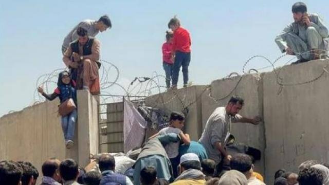 afghanistan taliban issue soldiers told how women throwing their children on razer wires at kabul airport | Afghanistan Taliban Crisis : हाहाकार! काबुल विमानतळाच्या कुंपणावरून चिमुकल्यांना फेकताहेत महिला; जीव वाचवण्यासाठी धावपळ