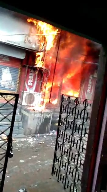 Shops in Bhiwandi market on fire; Four shops were gutted in the fire | भिवंडी बाजारपेठेतील दुकानांना भीषण आग; आगीत चार दुकाने जळून खाक
