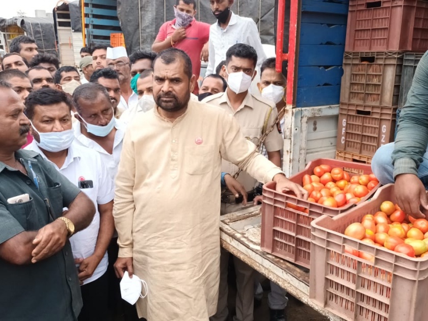 Prices of tomatoes in Nashik district; Sadabhau Khot interacted with the farmers | नाशिक जिल्ह्यात टोमॅटोला कवडीमोल भाव; सदाभाऊ खोत यांनी शेतकऱ्यांशी साधला संवाद