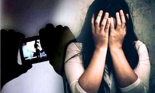 Crime News ranchi social media friend threatens to girl to make pornographic picture viral | "10 लाख दे नाहीतर अश्लील फोटो व्हायरल करेन"; तरुणीला सोशल मीडियावरील मैत्री पडली महागात