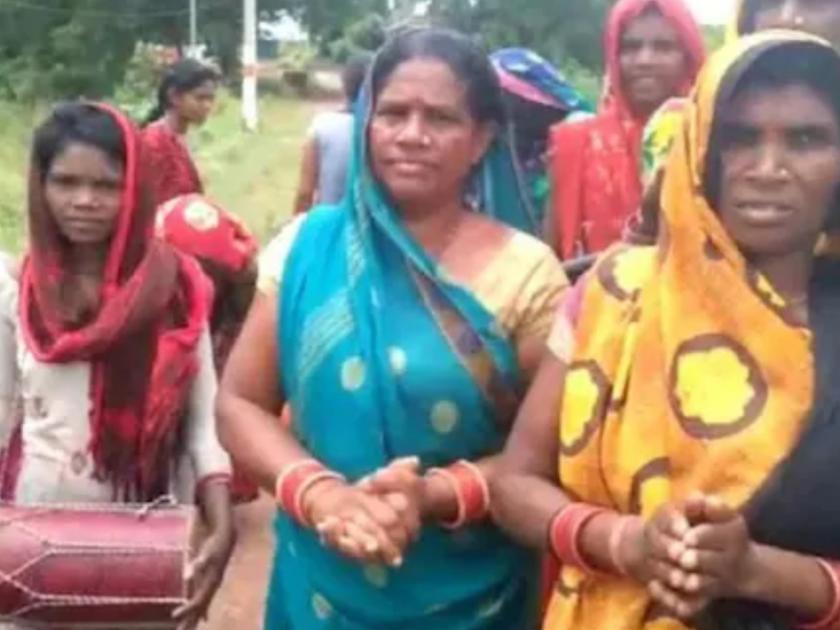 superstition for rainfall in damoh village girls paraded naked notice sent to collector | अंधश्रद्धेचा कहर! पावसासाठी बेडकाला दोरीला उलटं टांगलं अन् मुलींना निर्वस्त्र करून गावभर फिरवलं