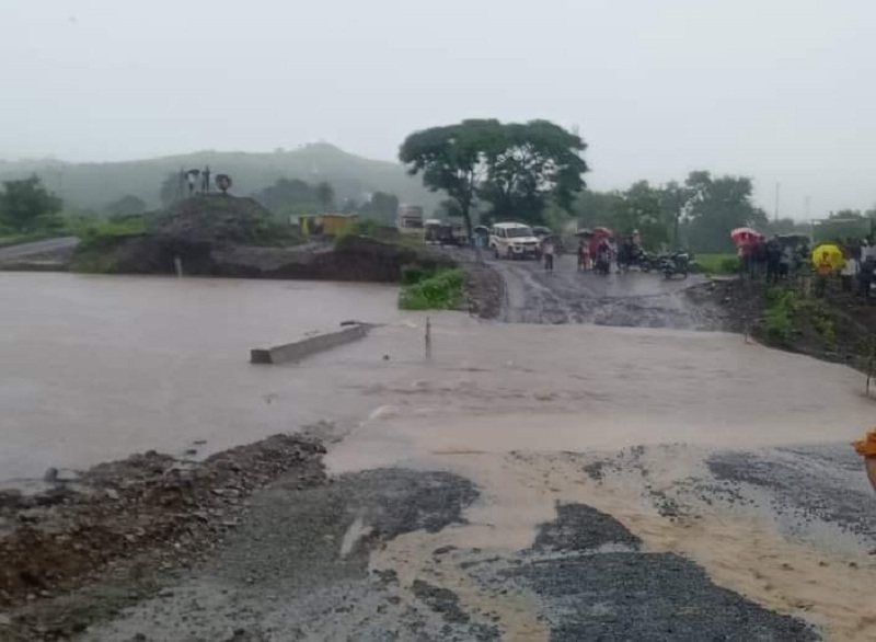 Parli-Ambajogai road closed due to heavy rains | जोरदार पावसाने परळी- अंबाजोगाई रस्ता बंद