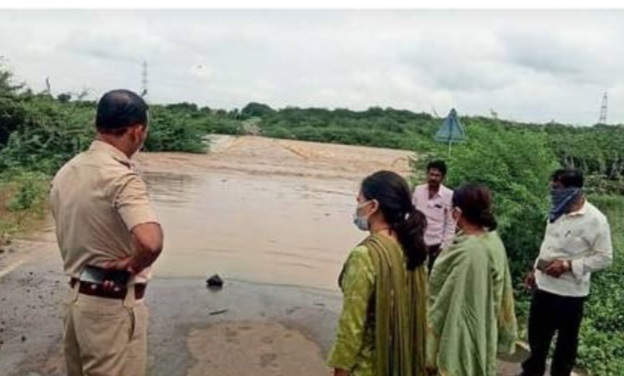 Big news; Precedence in 34 villages of Solapur district due to heavy rains | मोठी बातमी; मोठया पावसामुळे सोलापूर जिल्ह्यातील ३४ गावांमध्ये पूरस्थिती