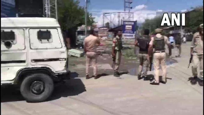 jammu kashmir militants hurled grenade on security forces at chanapora srinagar | Jammu And Kashmir : दहशतवाद्यांच्या कुरापती सुरूच! जम्मू-काश्मीरमध्ये जवानांवर ग्रेनेड हल्ला, एक जवान जखमी 