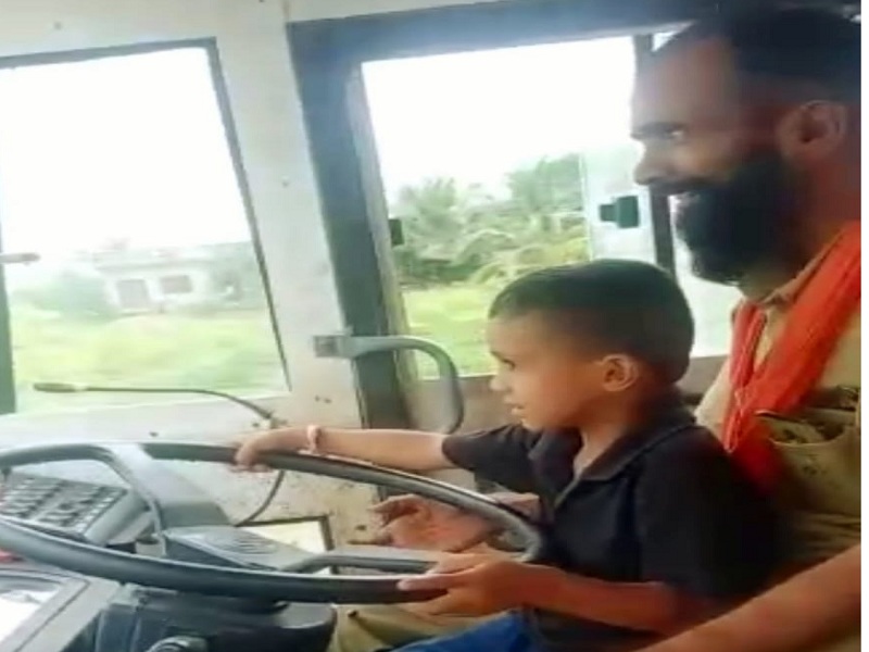 Passengers' lives hanging! The bus driver gave the steering wheel to the little boy | बसचालकाने चक्क स्टेरिंग दिले लहान मुलाच्या हातात; ४२ प्रवाश्यांचा जीव टांगणीला
