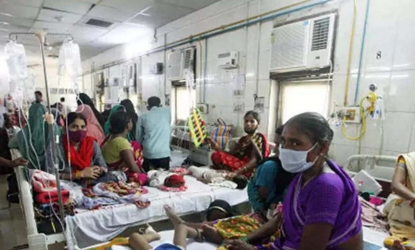 firozabad dengue 12 thousand patient 114 death no beds available in hospital | डेंग्यूचा हाहाकार! 88 चिमुकल्यांसह 114 जणांचा मृत्यू, तब्बल 12,000 लोकांना लागण, बेडसाठी रुग्णांची वणवण