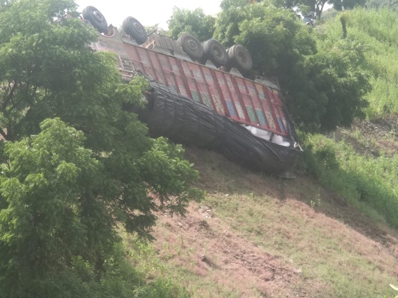 A series of accidents continues in Dharur Ghat; The truck carrying sugar overturned | धारूर घाटात अपघाताची मालिका सुरूच; साखर घेऊन जाणार ट्रक उलटला
