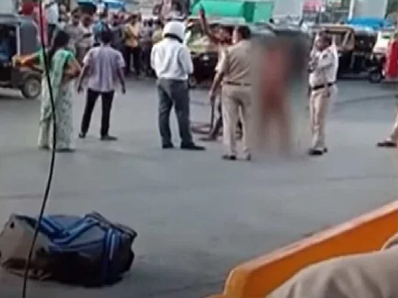 Beating traffic police by pulling a collar by transgender; Three arrested by Bangurnagar police | कॉलर खेचत वाहतूक पोलिसाला तृतीयपंथीयाने केली मारहाण; तिघांना अटक