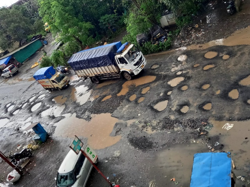 Bad condition of Chinchoti Mankoli Highway in Bhiwandi; Kingdom of pits again at Kharbaw Naka | भिवंडीतील चिंचोटी मानकोली महामार्गाची दुरावस्था; खारबाव नाक्यावर पुन्हा खड्ड्यांचे साम्राज्य