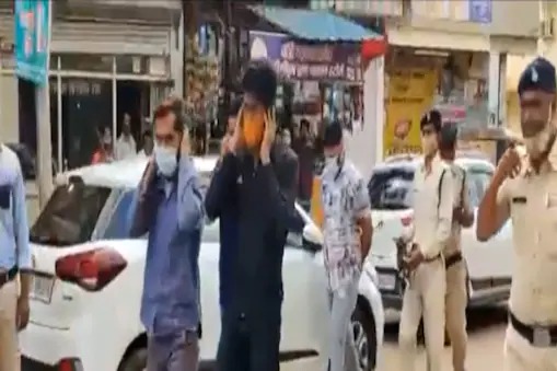 So the police removed the BJP leader's dhind; Ears held, then walked around town | म्हणून पोलिसांनी काढली भाजपा नेत्याची धिंड; कान धरायला लावले, नंतर शहरभर फिरवले