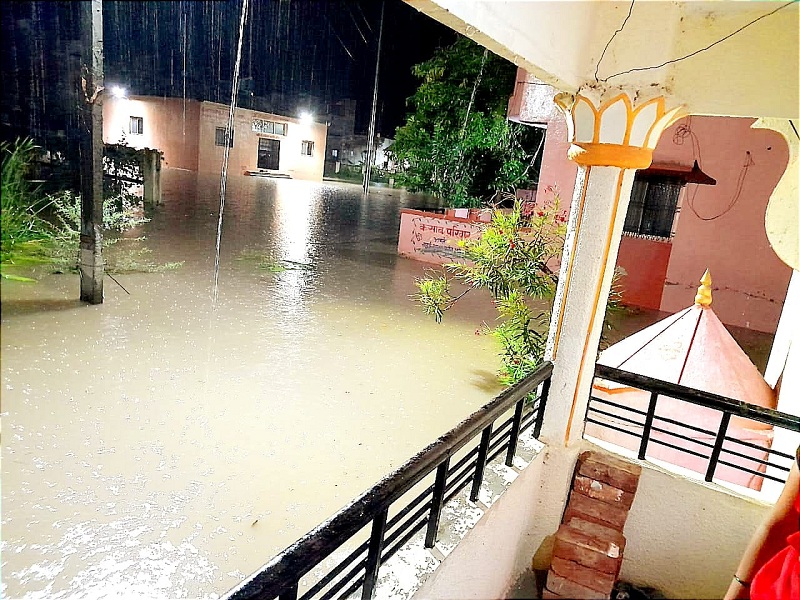 Rain water infiltrated into Paithankar's house due to blockage of Nala | नाले कोंडल्याने पैठणकरांच्या घरादारात घुसले पावसाचे पाणी