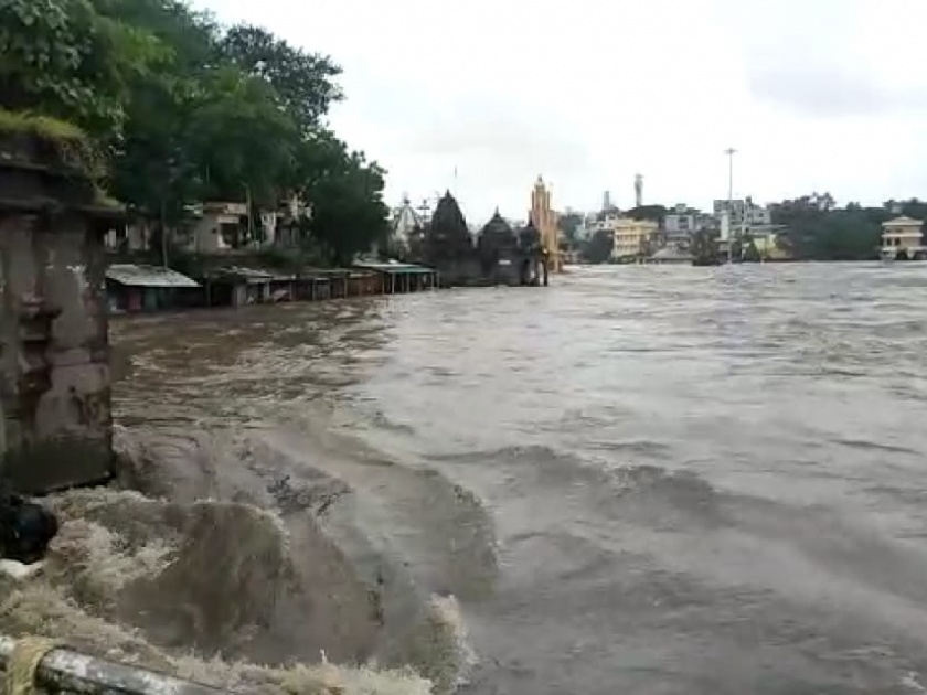 Godavari flooded due to discharge from Gangapur dam in Nashik | नाशिकमधील गंगापूर धरणातून विसर्ग करण्यात आल्याने गोदावरीला पूर