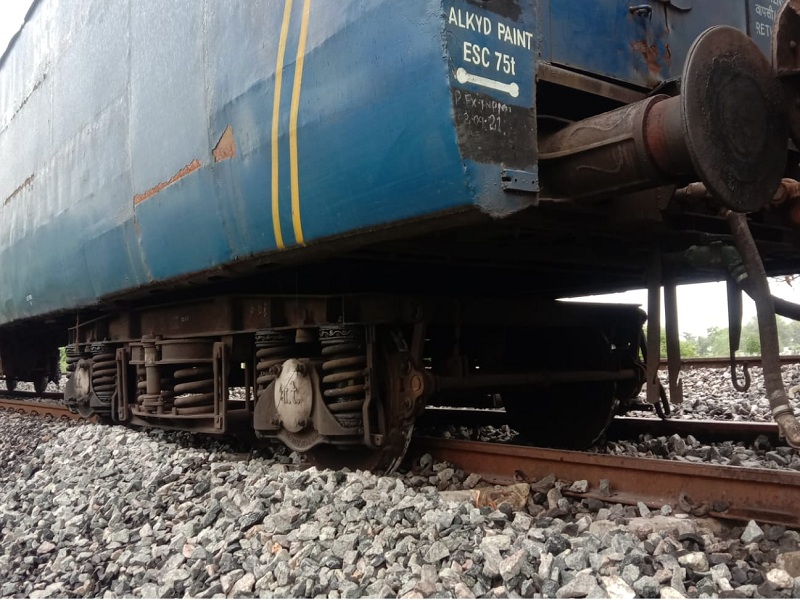 Freight coaches derailed near Shivangaon; Passenger train traffic was disrupted | शिवणगावजवळ मालगाडीचे डबे रुळावरून उतरले; प्रवासी रेल्वे वाहतूक खोळंबली