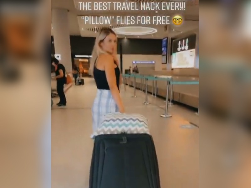 woman carries extra luggage in airplane with help of pillow | महिलेचा जुगाड पाहुन माराल कपाळावर हात, विमानात एक्स्ट्रा लगेज नेण्यासाठी केला 'याचा' वापर