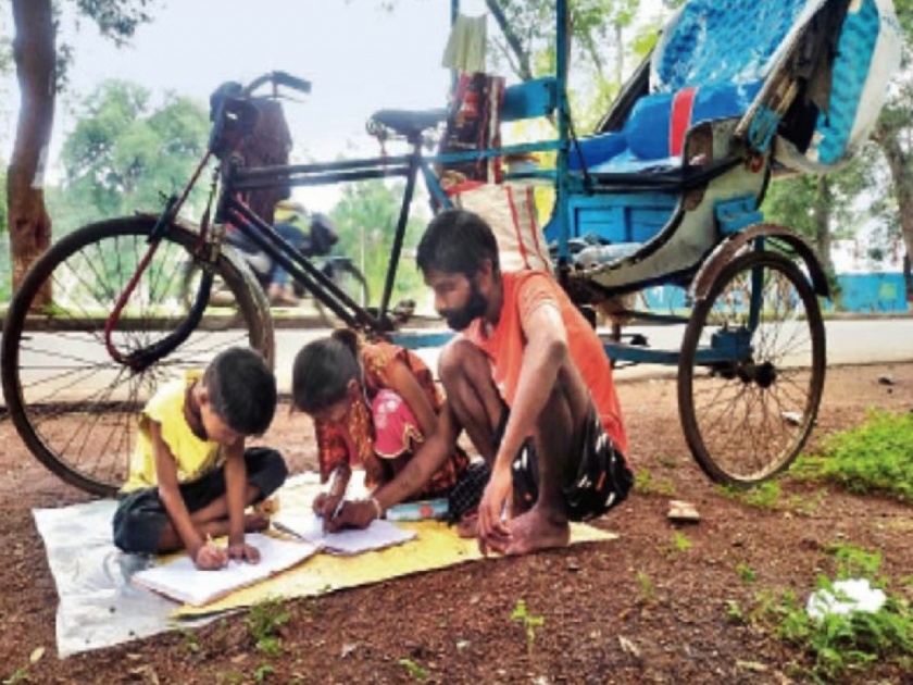 38 year old homeless rickshaw puller teach children on roadside | हृदयस्पर्शी! घर तुटलं, पत्नी सोडून गेली पण हार नाही मानली; रिक्षा चालवून 'तो' देतोय मुलांना शिक्षण