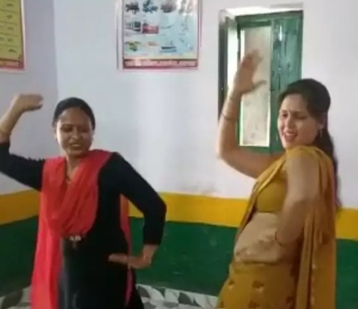 Teachers make Dance in classroom, dance video goes viral | शिक्षिकांनी क्लासरूममध्ये लावले ठुमके, डान्सचा व्हिडीओ झाला व्हायरल, आता...