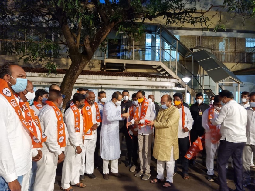 Big blow to BJP, 11 corporators from Jalgaon district joins Shiv sena in the presence of CM Uddhav Thackeray | भाजपाला मोठा धक्का, जळगाव जिल्ह्यातील ११ नगरसेवकांनी उद्धव ठाकरेंच्या उपस्थितीत हाती बांधले शिवबंधन 