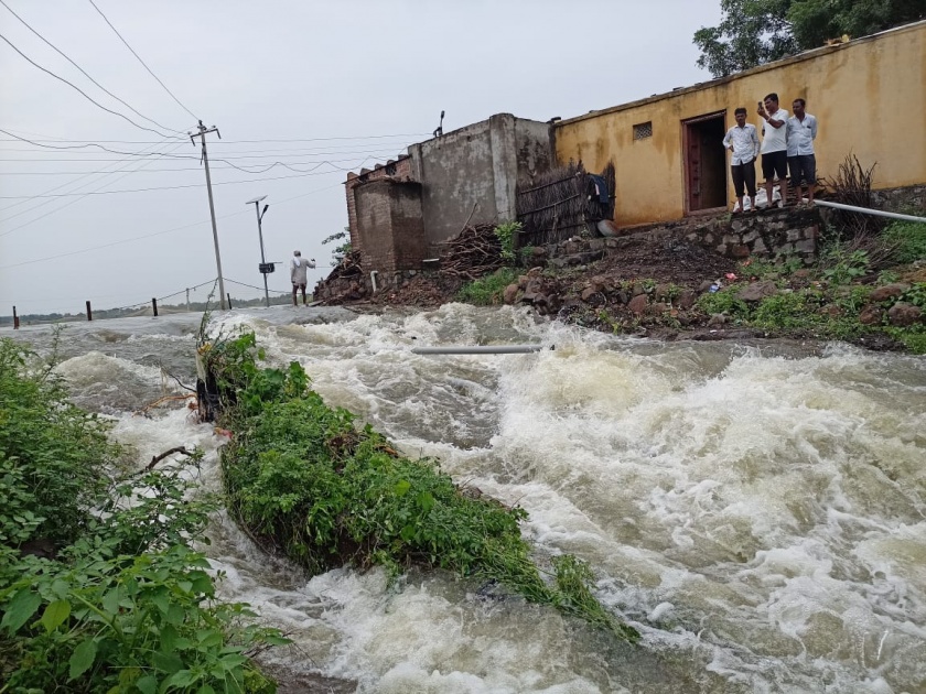 Hahakar due to lake burst in Dongartala village; Water seeped into the homes of many, damage to agriculture | डोंगरतळा गावात तलाव फुटल्याने हाहाकार; अनेकांच्या घरात घुसले पाणी, शेतीचे नुकसान