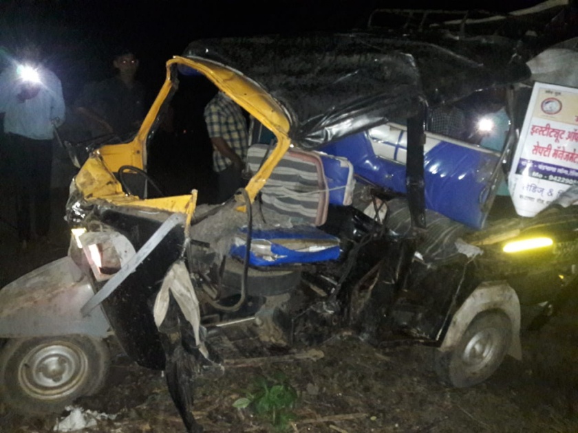 Five killed in road mishap near Lasalgaon; Highway hit the apex! | लासलगावनजीक भीषण अपघातात पाच ठार; हायवाची ॲपेरिक्षेला धडक!